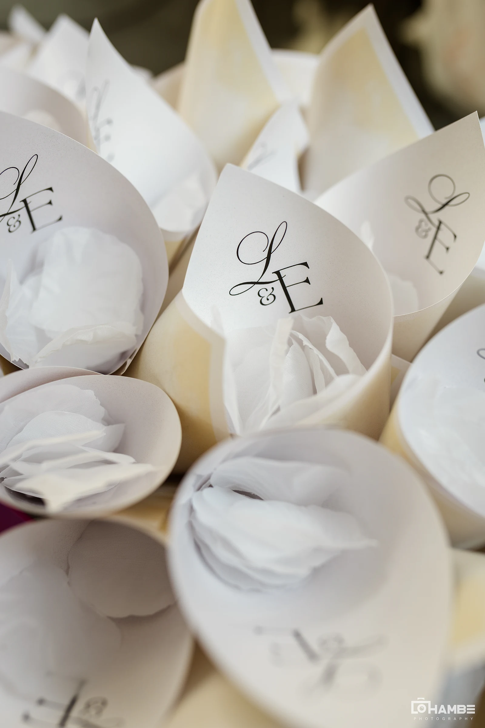 Cones de papel branco com o monograma L&E