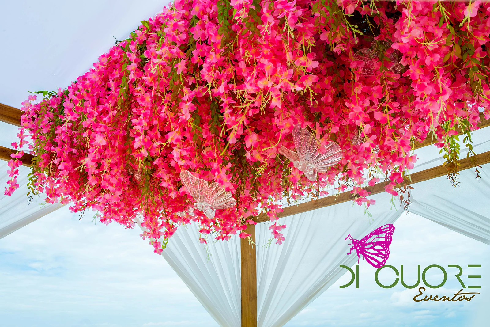 Cacho de flores cor-de-rosa suspenso sob cortinados brancos
